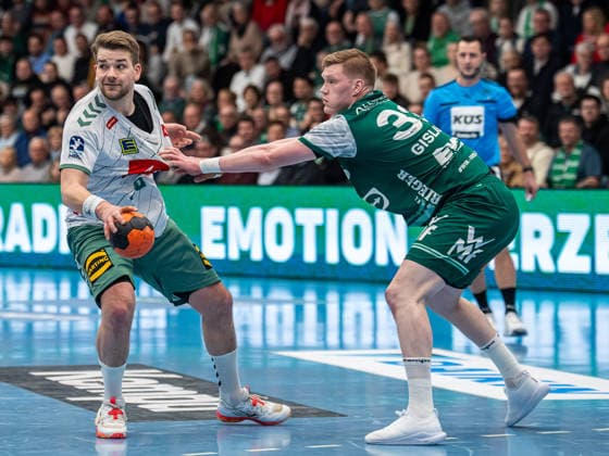Ian Weber (GWD Minden, 13) im Zweikampf mit Ymir Oern Gislason (Frisch Auf Goeppingen, 33), Frisch Auf Goeppingen vs. GWD Minden, Handball, 1. Bundesliga, Herren, Spielzeit 2025 2026, 10.02.2026, Frisch Auf Goeppingen vs. GWD Minden, Handball, 1. Bundesliga, Herren, Spielzeit 2025 2026, 10.02.2026 Goeppingen Copyright: xEibner-Pressefoto MichaelxSchmidx EP_MST