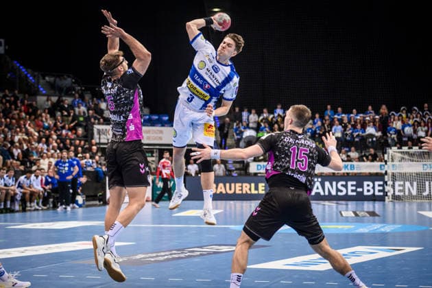 Oskar Joelsson (ThSV Eisenach, 03) gegen Antonio Serradilla (TVB Stuttgart, 05), li. und Simone Mengon (TVB Stuttgart, 15), re. GER, TVB Stuttgart - ThSV Eisenach, DAIKIN HBL, Handball, Bundesliga, 20. Spieltag, Spielzeit 2025 2026, 09.02.2026 GER, TVB Stuttgart - ThSV Eisenach, DAIKIN HBL, Handball, Bundesliga, 20. Spieltag, Spielzeit 2025 2026, 09.02.2026 Stuttgart Copyright: xSandyxDinkelackerx EP_SDR