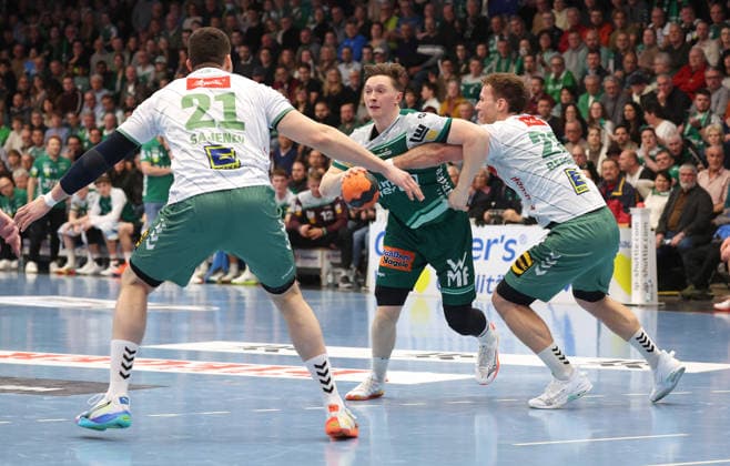 10.22.2026, Deutschland, Göppingen, Handball DAIKIN HBL, FRISCH AUF! Göppingen vs. GWD Minden, v.l. Mika Laurin Sajenev (GWD), Ole Pregler (FAG), Tom Bergner (GWD)