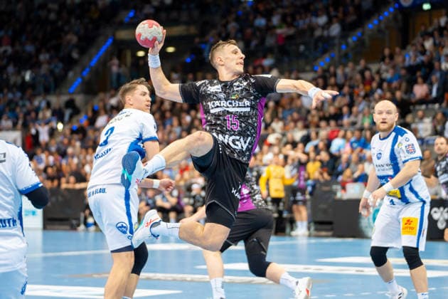 Handball I Herren I Saison 2025-2026 I Bundesliga I 20. Spieltag I TVB Stuttgart - ThSV Eisenach I 10.02.2026 Simone Mengon (15, TVB Stuttgart) im Wurf Stuttgart Porsche Arena Baden-Württemberg Deutschland Copyright: xLobeca MaxxPetershansx