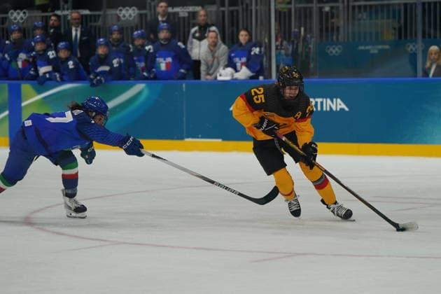 Milano Cortina, 2026 , Winter Olympic Games, Olympische Spiele, Olympia, OS Olympische Winter-Olympische spiele 2026 , Eishockey Frauen, Women s Preliminary Round Italien vs Deutschland , Italy-Germany , Ice hockey, Eishockey Arena Rho Milano, ,Kristin Guerriero, Italy, Laura Kluge Deutschland , Germany Photocopyright Gladys Chai von der Laage *** Milano Cortina, 2026 , Winter Olympic Games, Winter Olympic Games 2026 , Ice Hockey Women, Women s Preliminary Round Italy vs Germany , Italy Germany , Ice Hockey Arena Rho Milano, ,Kristin Guerriero, Italy, Laura Kluge Germany , Germany Photocopyright Gladys Chai von der Laage