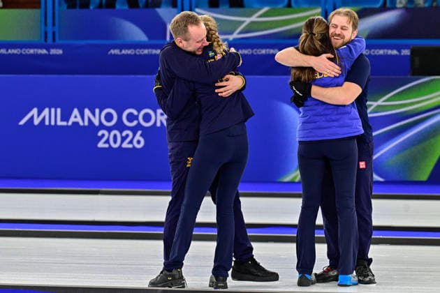 CORTINA, ITALY 20260210 Coaches Andreas Prytz and Alison Kreviazuk hug Sweden s Isabella Wrana and Rasmus Wrana after the Olympic final against the USA in mixed curling in Cortina. *** The image is included in the SPORTS PACKAGE. For others PAYMENT IMAGE ** CORTINA ITALY x10030x *** CORTINA, ITALY 20260210 Coaches Andreas Prytz and Alison Kreviazuk hug Swedens Isabella Wrana and Rasmus Wrana after the Olympic final against the USA in mixed curling in Cortina The image is included in the SPORTS PACKAGE For others PAYMENT IMAGE CORTINA ITALY x10030x  Copyright: xJonasxEkströmer TTx 2026 OLYMPICS MIXED CURLING FINAL