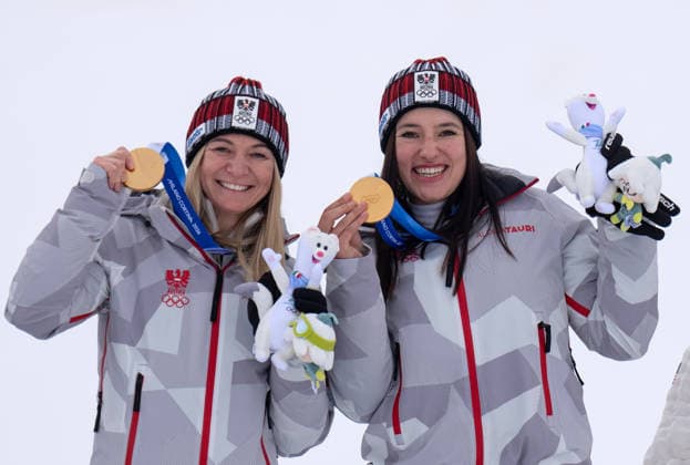 (260210) -- CORTINA D AMPEZZO, Feb. 10, 2026 -- Gold medalists Ariane Raedler (L) and Katharina Huber of Austria pose for photos during the awarding ceremony of the alpine skiing women s team combined at the Milan-Cortina 2026 Olympic Winter games, Winterspiele,Spiele, Summer games in Cortina, Italy, Feb. 10, 2026. ) (MICO2026)ITALY-CORTINA D AMPEZZO-OLYMPIC WINTER GAMES-ALPINE SKIING-WOMEN S TEAM COMBINED FeixMaohua 