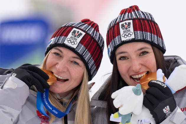 (260210) -- CORTINA D AMPEZZO, Feb. 10, 2026 -- Gold medalists Ariane Raedler (L) and Katharina Huber of Austria pose for photos during the awarding ceremony of the alpine skiing women s team combined at the Milan-Cortina 2026 Olympic Winter games, Winterspiele,Spiele, Summer games in Cortina, Italy, Feb. 10, 2026. ) (MICO2026)ITALY-CORTINA D AMPEZZO-OLYMPIC WINTER GAMES-ALPINE SKIING-WOMEN S TEAM COMBINED FeixMaohua 