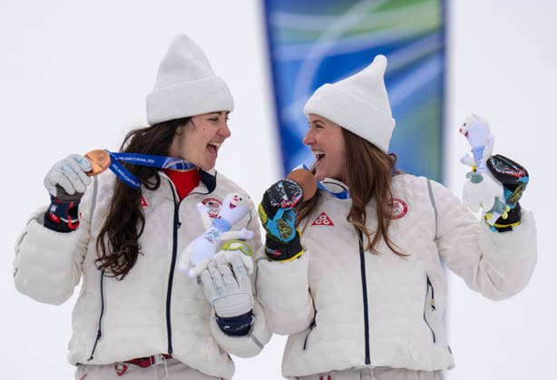 (260210) -- CORTINA D AMPEZZO, Feb. 10, 2026 -- Bronze medalists Jacqueline Wiles (L) and Paula Moltzan of the United States celebrate during the awarding ceremony of the alpine skiing women s team combined at the Milan-Cortina 2026 Olympic Winter games, Winterspiele,Spiele, Summer games in Cortina, Italy, Feb. 10, 2026. ) (MICO2026)ITALY-CORTINA D AMPEZZO-OLYMPIC WINTER GAMES-ALPINE SKIING-WOMEN S TEAM COMBINED FeixMaohua 
