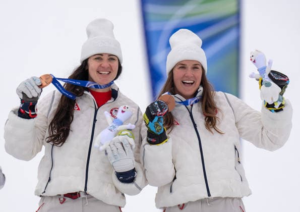 (260210) -- CORTINA D AMPEZZO, Feb. 10, 2026 -- Bronze medalists Jacqueline Wiles (L) and Paula Moltzan of the United States pose for a photo during the awarding ceremony of the alpine skiing women s team combined at the Milan-Cortina 2026 Olympic Winter games, Winterspiele,Spiele, Summer games in Cortina, Italy, Feb. 10, 2026. ) (MICO2026)ITALY-CORTINA D AMPEZZO-OLYMPIC WINTER GAMES-ALPINE SKIING-WOMEN S TEAM COMBINED FeixMaohua 