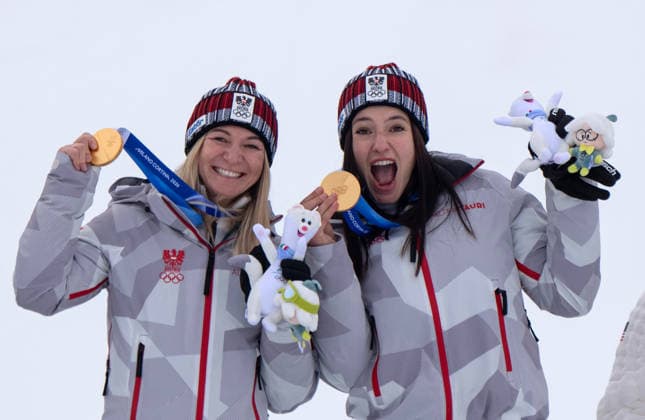 (260210) -- CORTINA D AMPEZZO, Feb. 10, 2026 -- Gold medalists Ariane Raedler (L) and Katharina Huber of Austria pose for photos during the awarding ceremony of the alpine skiing women s team combined at the Milan-Cortina 2026 Olympic Winter games, Winterspiele,Spiele, Summer games in Cortina, Italy, Feb. 10, 2026. ) (MICO2026)ITALY-CORTINA D AMPEZZO-OLYMPIC WINTER GAMES-ALPINE SKIING-WOMEN S TEAM COMBINED FeixMaohua 