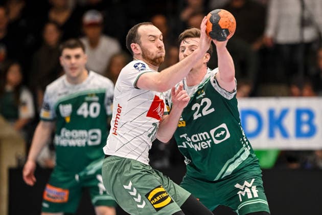 Goeppingen, Deutschland, 10.02.26: Alexander Weck (GWD Minden) und Erik Persson (FRISCH AUF! Goeppingen) im Zweikampf waehrend des Daikin Handball Bundesliga Spiels zwischen FRISCH AUF! Goeppingen vs GWD Minden in der EWS Arena am 10. Februar 2026 in Goeppingen, Deutschland. (Foto von Harry Langer DeFodi Images) Goeppingen, Germany, 10.02.26: Alexander Weck (GWD Minden) und Erik Persson (FRISCH AUF! Goeppingen) battle for the ball during the Daikin Handball Bundesliga match between FRISCH AUF! Goeppingen vs GWD Minden at EWS Arena on February 10, 2026 in Goeppingen, Germany. (Photo by Harry Langer DeFodi Images) (Photo by Harry Langer DeFodi Images) -
