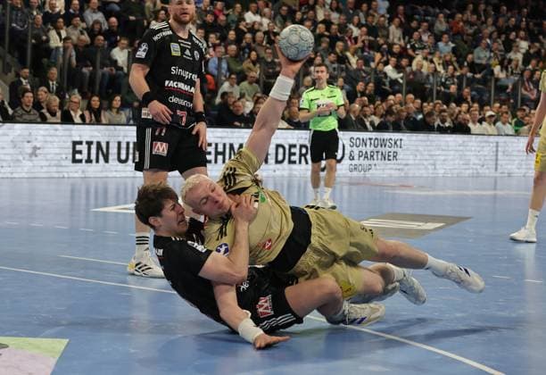 10.02.2026 - Handball - 1. Bundesliga DAIKIN HBL - Saison 2025 2026 - 20. Spieltag: HC Erlangen Metropolregion Nürnberg HCE - TSV Hannover-Burgdorf ( Die Recken ) - DaMa - xdaxmax - Florian Scheerer (10, HC Erlangen HCE ) Justus Fischer (54, TSV Hannover-Burgdorf )