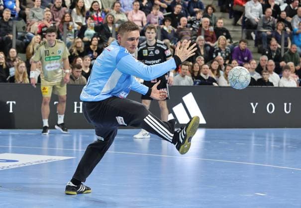 10.02.2026 - Handball - 1. Bundesliga DAIKIN HBL - Saison 2025 2026 - 20. Spieltag: HC Erlangen Metropolregion Nürnberg HCE - TSV Hannover-Burgdorf ( Die Recken ) - DaMa - xdaxmax - Dario Quenstedt (1, HC Erlangen HCE ) hält Ball 7-Meter