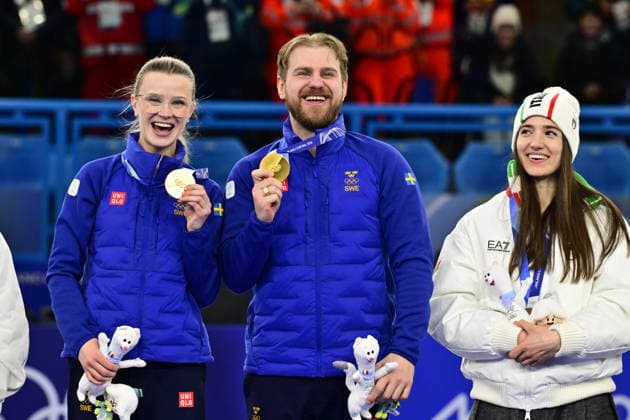 CORTINA, ITALY 20260210 Sweden s Isabella Wrana and Rasmus Wrana with their gold medals in mixed curling in Cortina. On the right, Italy s Stefania Constantini, bronze. *** The image is included in the SPORTS PACKAGE. For others PAYMENT IMAGE ** CORTINA ITALY x10030x *** CORTINA, ITALY 20260210 Sweden s Isabella Wrana and Rasmus Wrana with their gold medals in mixed curling in Cortina On the right, Italy s Stefania Constantini, bronze The image is included in the SPORTS PACKAGE For others PAYMENT IMAGE CORTINA ITALY x10030x  Copyright: xJonasxEkströmer TTx 2026 OLYMPICS MIXED CURLING FINAL