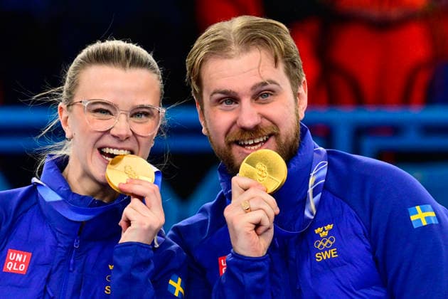 CORTINA, ITALY 20260210 Sweden s Isabella Wrana and Rasmus Wrana with their gold medals in mixed curling in Cortina. *** The image is included in the SPORTS PACKAGE. For others PAYMENT IMAGE ** CORTINA ITALY x10030x *** CORTINA, ITALY 20260210 Sweden s Isabella Wrana and Rasmus Wrana with their gold medals in mixed curling in Cortina The image is included in the SPORTS PACKAGE For others PAYMENT IMAGE CORTINA ITALY x10030x  Copyright: xJonasxEkströmer TTx 2026 OLYMPICS MIXED CURLING FINAL