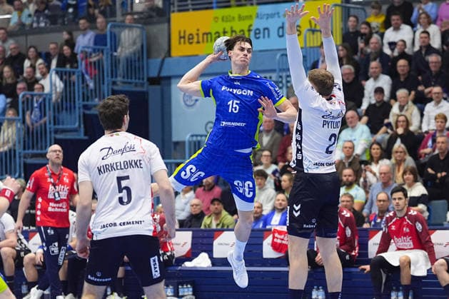 10.02.2026, xydrx, Handball, 1.HBL, VfL Gummersbach - SG Flensburg-Handewitt, Schwalbe-Arena: Miro Schluroff (VfL Gummersbach 15) im Zweikampf gegen Simon Pytlick (SG Flensburg-Handewitt 2) Photo: xYannisxDreimannxPressefotoKochx Nordrhein-Westfahlen Deutschland