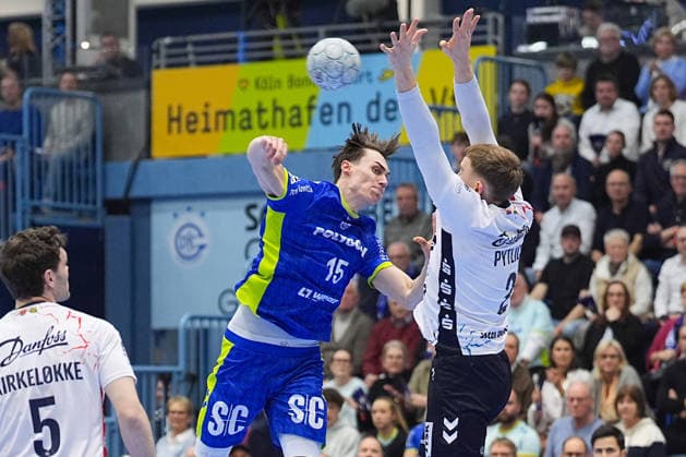10.02.2026, xydrx, Handball, 1.HBL, VfL Gummersbach - SG Flensburg-Handewitt, Schwalbe-Arena: Miro Schluroff (VfL Gummersbach 15) im Zweikampf gegen Simon Pytlick (SG Flensburg-Handewitt 2) Photo: xYannisxDreimannxPressefotoKochx Nordrhein-Westfahlen Deutschland