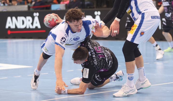 Stuttgart , Handball Daikin Bundesliga TVB Stuttgart vs. ThSV Eisenach , von oben: Tillman Leu ( Eisenach ) Simone Mengon ( TVB )