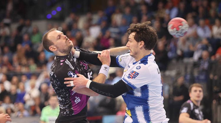 Stuttgart , Handball Daikin Bundesliga TVB Stuttgart vs. ThSV Eisenach , von links: Kai Häfner ( TVB ) Philipp Meyer ( Eisenach )