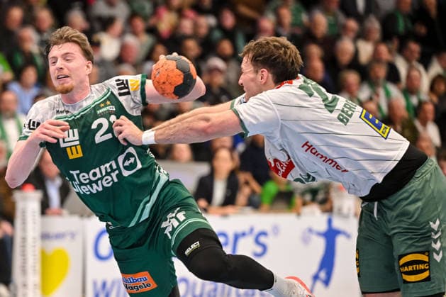 Goeppingen, Deutschland, 10.02.26: Erik Persson (FRISCH AUF! Goeppingen) und Tom Bergner (GWD Minden) im Zweikampf waehrend des Daikin Handball Bundesliga Spiels zwischen FRISCH AUF! Goeppingen vs GWD Minden in der EWS Arena am 10. Februar 2026 in Goeppingen, Deutschland. (Foto von Harry Langer DeFodi Images) Goeppingen, Germany, 10.02.26: Erik Persson (FRISCH AUF! Goeppingen) und Tom Bergner (GWD Minden) battle for the ball during the Daikin Handball Bundesliga match between FRISCH AUF! Goeppingen vs GWD Minden at EWS Arena on February 10, 2026 in Goeppingen, Germany. (Photo by Harry Langer DeFodi Images) (Photo by Harry Langer DeFodi Images) -