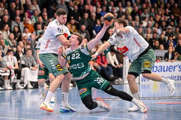 Goeppingen, Deutschland, 10.02.26: Erik Persson (FRISCH AUF! Goeppingen) und Tom Bergner (GWD Minden) im Zweikampf waehrend des Daikin Handball Bundesliga Spiels zwischen FRISCH AUF! Goeppingen vs GWD Minden in der EWS Arena am 10. Februar 2026 in Goeppingen, Deutschland. (Foto von Harry Langer DeFodi Images) Goeppingen, Germany, 10.02.26: Erik Persson (FRISCH AUF! Goeppingen) und Tom Bergner (GWD Minden) battle for the ball during the Daikin Handball Bundesliga match between FRISCH AUF! Goeppingen vs GWD Minden at EWS Arena on February 10, 2026 in Goeppingen, Germany. (Photo by Harry Langer DeFodi Images) (Photo by Harry Langer DeFodi Images) -