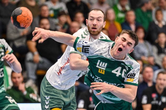 Goeppingen, Deutschland, 10.02.26: Alexander Weck (GWD Minden) und Elias Newel (FRISCH AUF! Goeppingen) im Zweikampf waehrend des Daikin Handball Bundesliga Spiels zwischen FRISCH AUF! Goeppingen vs GWD Minden in der EWS Arena am 10. Februar 2026 in Goeppingen, Deutschland. (Foto von Harry Langer DeFodi Images) Goeppingen, Germany, 10.02.26: Alexander Weck (GWD Minden) und Elias Newel (FRISCH AUF! Goeppingen) battle for the ball during the Daikin Handball Bundesliga match between FRISCH AUF! Goeppingen vs GWD Minden at EWS Arena on February 10, 2026 in Goeppingen, Germany. (Photo by Harry Langer DeFodi Images) (Photo by Harry Langer DeFodi Images) -