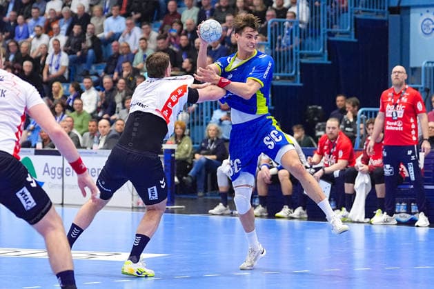 10.02.2026, xydrx, Handball, 1.HBL, VfL Gummersbach - SG Flensburg-Handewitt, Schwalbe-Arena: Johannes Golla (SG Flensburg-Handewitt 4) im Zweikampf gegen Julian Koester (VfL Gummersbach 7) Photo: xYannisxDreimannxPressefotoKochx Nordrhein-Westfahlen Deutschland