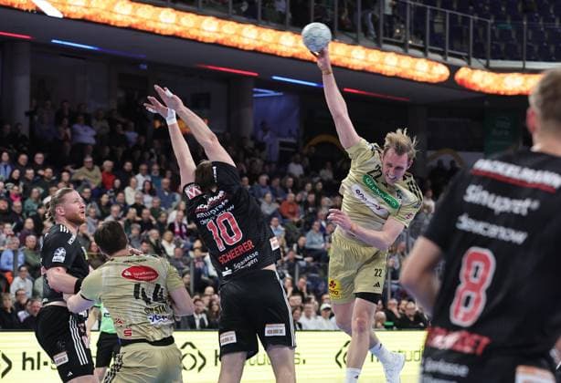 10.02.2026 - Handball - 1. Bundesliga DAIKIN HBL - Saison 2025 2026 - 20. Spieltag: HC Erlangen Metropolregion Nürnberg HCE - TSV Hannover-Burgdorf ( Die Recken ) - DaMa - xdaxmax - Florian Scheerer (10, HC Erlangen HCE ) Marian Michalczik (22, TSV Hannover-Burgdorf )