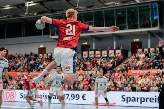 Deutschland: Handball-Bundesliga, DAIKIN HBL 2025 26, 20. Spieltag Handball Verein Hamburg vs SC DHfK Leipzig Sporthalle Hamburg (Hamburg): Frederik Bo Andersen (HSV Hamburg, 21), Franz Semper (SC DHfK Leipzig, 32), Luka Rogan (SC DHfK Leipzig, 33) Copyright: xStefanxTrochax