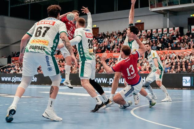 Deutschland: Handball-Bundesliga, DAIKIN HBL 2025 26, 20. Spieltag Handball Verein Hamburg vs SC DHfK Leipzig Sporthalle Hamburg (Hamburg): h67 , Niklas Weller (HSV Hamburg, 13), Dean Bombac (SC DHfK Leipzig, 67), William Bogojevic (SC DHfK Leipzig, 20) Copyright: xStefanxTrochax