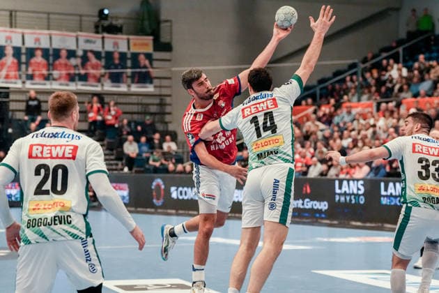Deutschland: Handball-Bundesliga, DAIKIN HBL 2025 26, 20. Spieltag Handball Verein Hamburg vs SC DHfK Leipzig Sporthalle Hamburg (Hamburg): William Bogojevic (SC DHfK Leipzig, 20), Marko Mamic (SC DHfK Leipzig, 14), Luka Rogan (SC DHfK Leipzig, 33), Jacob Lassen (HSV Hamburg, 9) Copyright: xStefanxTrochax