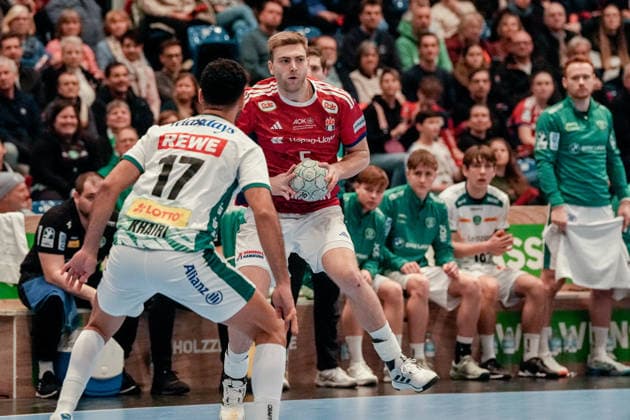Deutschland: Handball-Bundesliga, DAIKIN HBL 2025 26, 20. Spieltag Handball Verein Hamburg vs SC DHfK Leipzig Sporthalle Hamburg (Hamburg): Oliver Norlyk (HSV Hamburg, 5), Ahmed Khairi (SC DHfK Leipzig, 17) Copyright: xStefanxTrochax