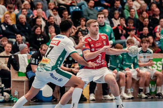 Deutschland: Handball-Bundesliga, DAIKIN HBL 2025 26, 20. Spieltag Handball Verein Hamburg vs SC DHfK Leipzig Sporthalle Hamburg (Hamburg): Oliver Norlyk (HSV Hamburg, 5), Ahmed Khairi (SC DHfK Leipzig, 17) Copyright: xStefanxTrochax