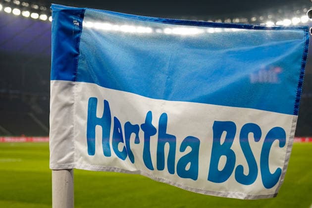 Deutschland: Fussball DFB Pokalspiel 2025 2026, Viertelfinale Hertha BSC Berlin vs SC Freiburg Olympiastadion (Berlin): Eckfahne mit Hertha-BSC-Logo an der Spielfeldecke, frisch markierte Eck- und Seitenlinie, grüner Rasen im Olympiastadion, leere Tribünen vor Anpfiff, blau beleuchtetes Stadiondach, Flutlicht, Abendspiel, DFB-Pokal-Branding an den Banden, K.-o.-Runde, Viertelfinale, Spielvorbereitung, Stadionatmosphäre, Fußballästhetik, Berlin. *** Germany Soccer DFB Cup match 2025 2026, quarter final Hertha BSC Berlin vs SC Freiburg Olympiastadion Berlin corner flag with Hertha BSC logo at the corner of the pitch, freshly marked corner and sideline, green pitch in the Olympiastadion, empty stands before kick-off, blue illuminated stadium roof, floodlight, evening match, DFB Cup branding on the boards, knockout round, quarter final, match preparation, stadium atmosphere, soccer aesthetics, Berlin Copyright: xJOERANxSTEINSIEKx