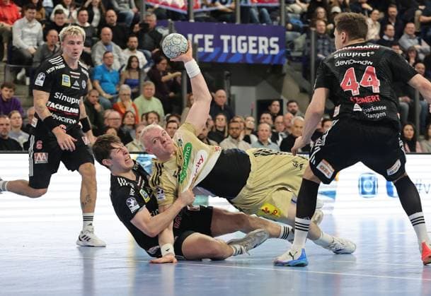 10.02.2026 - Handball - 1. Bundesliga DAIKIN HBL - Saison 2025 2026 - 20. Spieltag: HC Erlangen Metropolregion Nürnberg HCE - TSV Hannover-Burgdorf ( Die Recken ) - DaMa - xdaxmax - Florian Scheerer (10, HC Erlangen HCE ) Justus Fischer (54, TSV Hannover-Burgdorf ) Christoph Steinert ( 44, HC Erlangen HCE )
