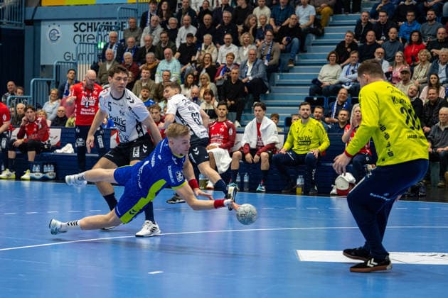 Daikin Handball Bundesliga, VfL Gummersbach - SG Flensburg Handewitt, 10.02.2026 Niclas Kirkeløkke (SG Flensburg-Handewitt, 5), Ellidi Vidarsson (VfL Gummersbach, 4), Kevin Møller (SG Flensburg-Handewitt, 20), ; Daikin Handball Bundesliga, VfL Gummersbach - SG Flensburg Handewitt, 10.02.2026 Copyright: xBEAUTIFULxSPORTS Erlhofx