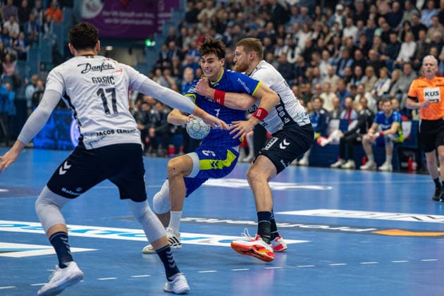 Daikin Handball Bundesliga, VfL Gummersbach - SG Flensburg Handewitt, 10.02.2026 Marko Grgi? (SG Flensburg-Handewitt, 17), Julian Köster (VfL Gummersbach, 7), Blaž Blagotinöek (SG Flensburg-Handewitt, 43), ; Daikin Handball Bundesliga, VfL Gummersbach - SG Flensburg Handewitt, 10.02.2026 Copyright: xBEAUTIFULxSPORTS Erlhofx