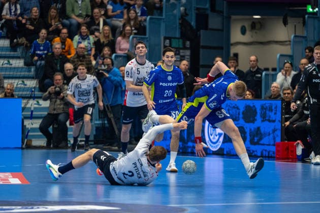 Daikin Handball Bundesliga, VfL Gummersbach - SG Flensburg Handewitt, 10.02.2026 Simon Pytlick (SG Flensburg-Handewitt, 2), am Boden. Niclas Kirkeløkke (SG Flensburg-Handewitt, 5), Ludvig Hallbäck (VfL Gummersbach, 20), Ellidi Vidarsson (VfL Gummersbach, 4), ; Daikin Handball Bundesliga, VfL Gummersbach - SG Flensburg Handewitt, 10.02.2026 Copyright: xBEAUTIFULxSPORTS Erlhofx