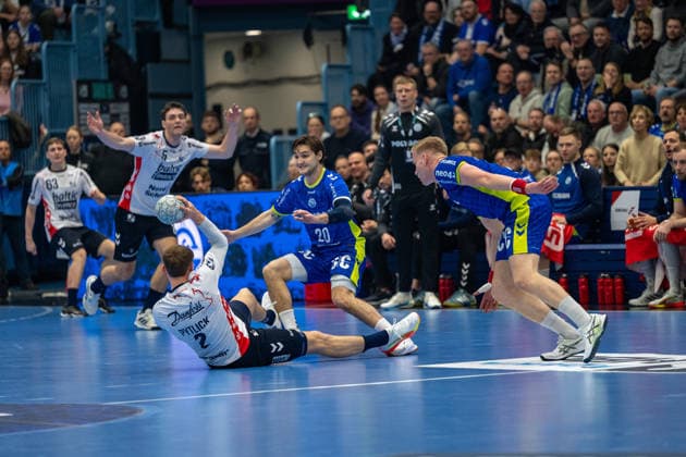 Daikin Handball Bundesliga, VfL Gummersbach - SG Flensburg Handewitt, 10.02.2026 Simon Pytlick (SG Flensburg-Handewitt, 2), Ludvig Hallbäck (VfL Gummersbach, 20), Ellidi Vidarsson (VfL Gummersbach, 4), ; Daikin Handball Bundesliga, VfL Gummersbach - SG Flensburg Handewitt, 10.02.2026 Copyright: xBEAUTIFULxSPORTS Erlhofx