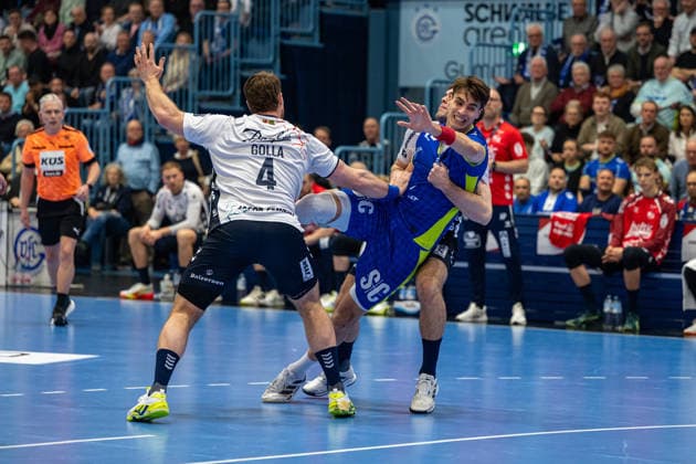 Daikin Handball Bundesliga, VfL Gummersbach - SG Flensburg Handewitt, 10.02.2026 Johannes Golla (SG Flensburg-Handewitt, 4), im Zweikampf mit Julian Köster (VfL Gummersbach, 7), ; Daikin Handball Bundesliga, VfL Gummersbach - SG Flensburg Handewitt, 10.02.2026 Copyright: xBEAUTIFULxSPORTS Erlhofx