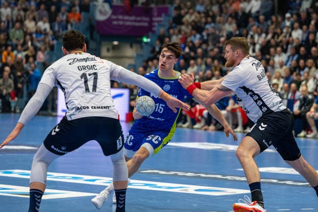 Daikin Handball Bundesliga, VfL Gummersbach - SG Flensburg Handewitt, 10.02.2026 Marko Grgi? (SG Flensburg-Handewitt, 17), Miro Schluroff (VfL Gummersbach, 15), Blaž Blagotinöek (SG Flensburg-Handewitt, 43), ; Daikin Handball Bundesliga, VfL Gummersbach - SG Flensburg Handewitt, 10.02.2026 Copyright: xBEAUTIFULxSPORTS Erlhofx