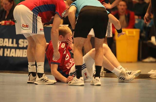 Foto : Einar OLAFSSON (HSV) verletzte sich Handball Herren 1. Bundesliga am Di. 10.02.2026 HSV Handball - SC DHFK Leipzig