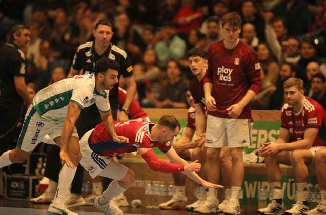 Foto : Casper MORTENSEN (HSV) wird gefoult von Ahmed Mustafa NASRALLA Handball Herren 1. Bundesliga am Di. 10.02.2026 HSV Handball - SC DHFK Leipzig