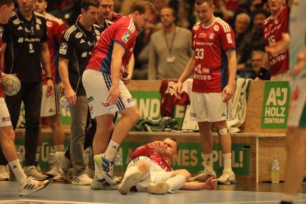 Foto : Casper MORTENSEN (HSV) wird gefoult von Ahmed Mustafa NASRALLA Handball Herren 1. Bundesliga am Di. 10.02.2026 HSV Handball - SC DHFK Leipzig