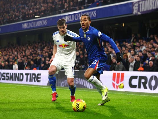 London, England, 10th February 2026. Jaka Bijol of Leeds United tussles with Joao Pedro of Chelsea during the Chelsea vs Leeds United Premier League match at Stamford Bridge, London. Picture credit should read: Paul Terry Sportimage EDITORIAL USE ONLY. No use with unauthorised audio, video, data, fixture lists, club league logos or live services. Online in-match use limited to 120 images, no video emulation. No use in betting, games or single club league player publications. SPI_016_PT_Chelsea_v_Leeds_United SPI-4517-0015