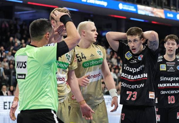 10.02.2026 - Handball - 1. Bundesliga DAIKIN HBL - Saison 2025 2026 - 20. Spieltag: HC Erlangen Metropolregion Nürnberg HCE - TSV Hannover-Burgdorf ( Die Recken ) - DaMa - xdaxmax - Viggo Kristjansson (73, HC Erlangen HCE ) entsetzt nach 2-Minuten-Strafe