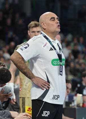 10.02.2026 - Handball - 1. Bundesliga DAIKIN HBL - Saison 2025 2026 - 20. Spieltag: HC Erlangen Metropolregion Nürnberg HCE - TSV Hannover-Burgdorf ( Die Recken ) - DaMa - xdaxmax - Juan Carlos Pastor Gomez (Trainer TSV Hannover-Burgdorf ) gibt Anweisungen