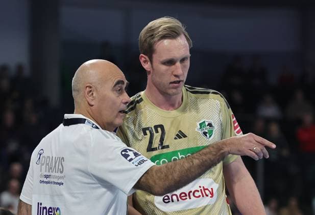10.02.2026 - Handball - 1. Bundesliga DAIKIN HBL - Saison 2025 2026 - 20. Spieltag: HC Erlangen Metropolregion Nürnberg HCE - TSV Hannover-Burgdorf ( Die Recken ) - DaMa - xdaxmax - Juan Carlos Pastor Gomez (Trainer TSV Hannover-Burgdorf ) gibt Anweisungen an Marian Michalczik (22, TSV Hannover-Burgdorf )