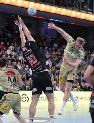 10.02.2026 - Handball - 1. Bundesliga DAIKIN HBL - Saison 2025 2026 - 20. Spieltag: HC Erlangen Metropolregion Nürnberg HCE - TSV Hannover-Burgdorf ( Die Recken ) - DaMa - xdaxmax - Florian Scheerer (10, HC Erlangen HCE ) Marian Michalczik (22, TSV Hannover-Burgdorf )