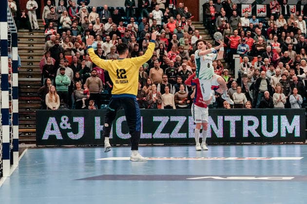 Deutschland: Handball-Bundesliga, DAIKIN HBL 2025 26, 20. Spieltag Handball Verein Hamburg vs SC DHfK Leipzig Sporthalle Hamburg (Hamburg): Mohamed El-Tayar (HSV Hamburg, 12), Casper U. Mortensen (HSV Hamburg, 51), Lucas Krzikalla (SC DHfK Leipzig, 8) Copyright: xStefanxTrochax