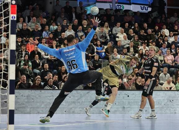 10.02.2026 - Handball - 1. Bundesliga DAIKIN HBL - Saison 2025 2026 - 20. Spieltag: HC Erlangen Metropolregion Nürnberg HCE - TSV Hannover-Burgdorf ( Die Recken ) - DaMa - xdaxmax - Khalifa Ghedbane (96, HC Erlangen HCE ) Jonathan Edvardsson (26, TSV Hannover-Burgdorf )