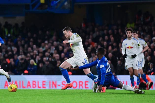 Chelsea v Leeds United, Premier League Leeds United defender Gabriel Gudmundsson (3) sprints forward with the ball under pressure from Chelsea midfielder Moises Caicedo (25) during the Premier League match between Chelsea and Leeds United at Stamford Bridge, London, UK on 10 February 2026. London Stamford Bridge Greater London UK Editorial use only DataCo restrictions apply See www.football-dataco.com , Copyright: xDennisxGoodwinx PSI-23726-0026