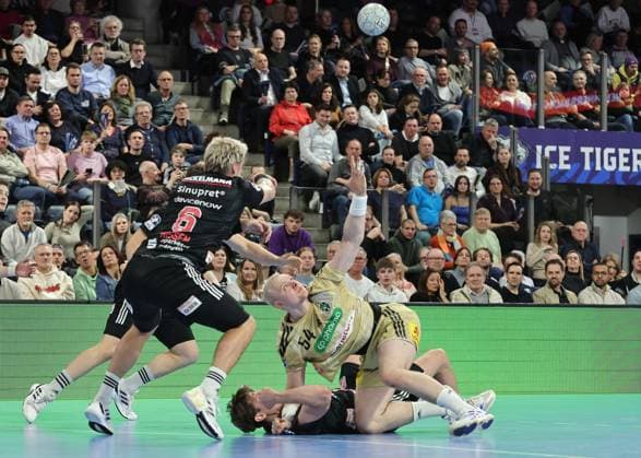 10.02.2026 - Handball - 1. Bundesliga DAIKIN HBL - Saison 2025 2026 - 20. Spieltag: HC Erlangen Metropolregion Nürnberg HCE - TSV Hannover-Burgdorf ( Die Recken ) - DaMa - xdaxmax - Marek Nissen (6, HC Erlangen HCE ) Florian Scheerer (10, HC Erlangen HCE ) Justus Fischer (54, TSV Hannover-Burgdorf )